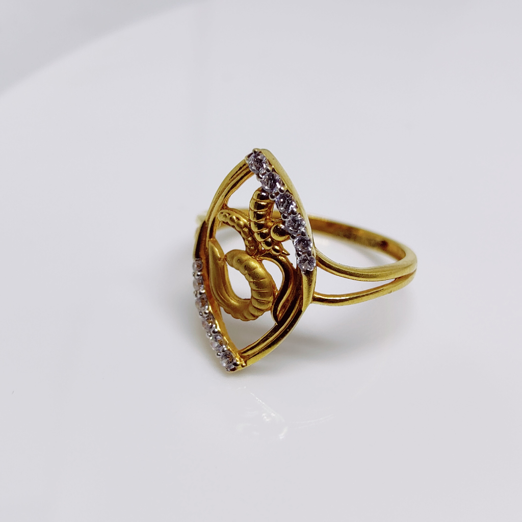 916 gold om Marquoise shape CZ ladies ring