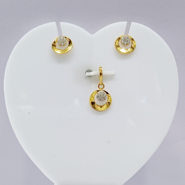 18k gold Stunning round shape CZ pendant set by 