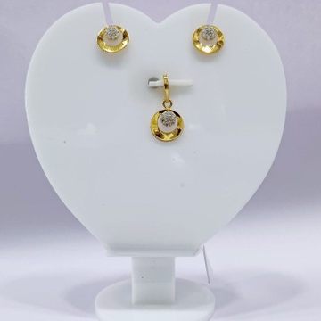18k gold Unique Round shape CZ pendant set by 