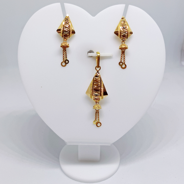 18k gold plain hanging pendant set by 