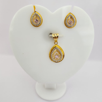 18K Gold Exclusive Ovel Shape Pendant Set by 