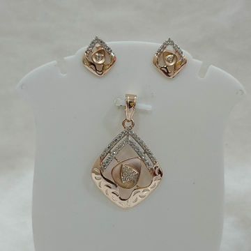 18k gold cz triangle shape pendant set by 