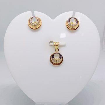 18k Gold Round Shape Diamond Pendant Set by 