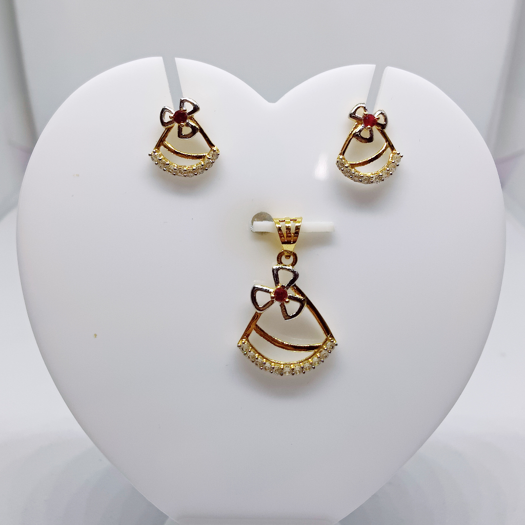 18k gold petals design diamond pendant set