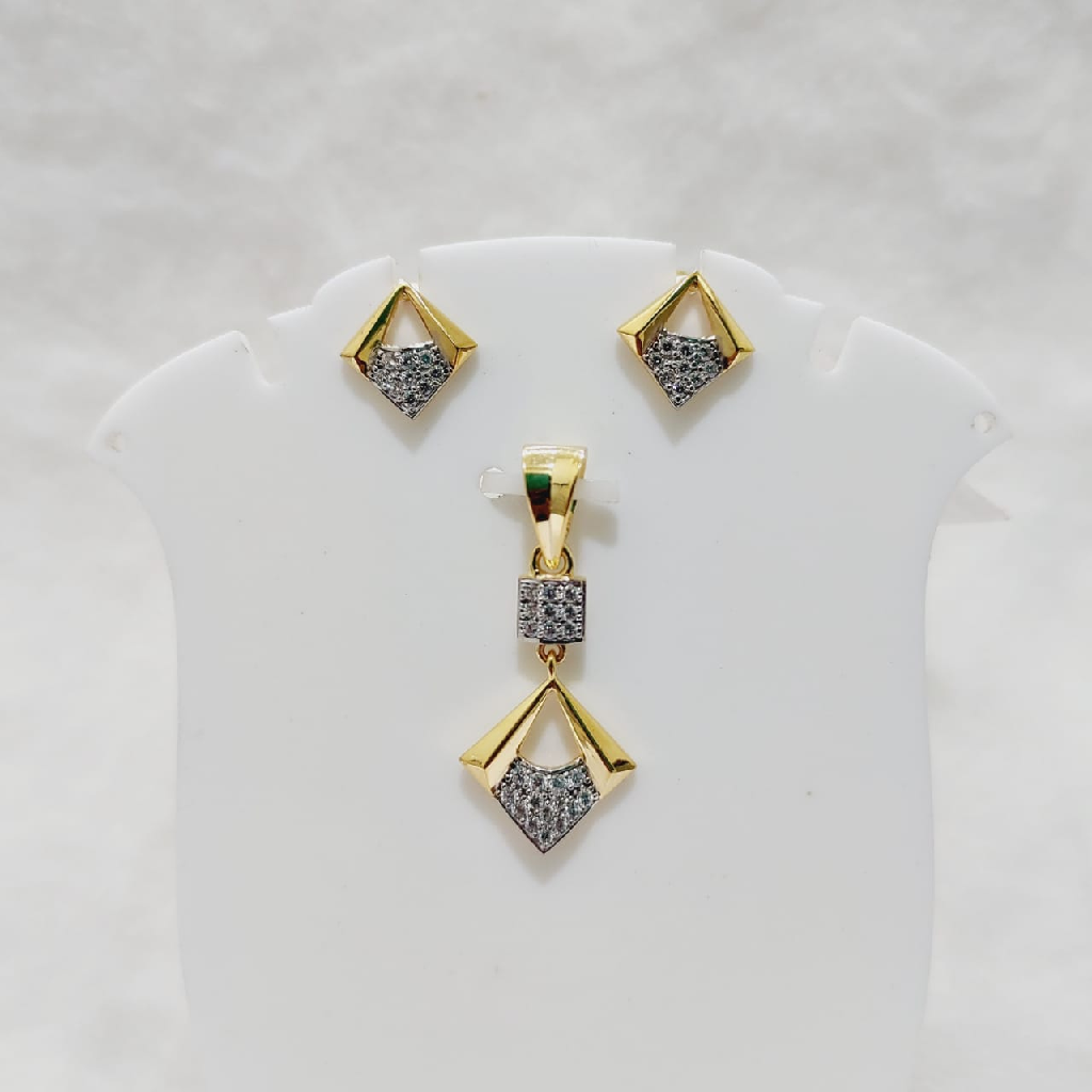 22k gold triangle shape diamond pendant set