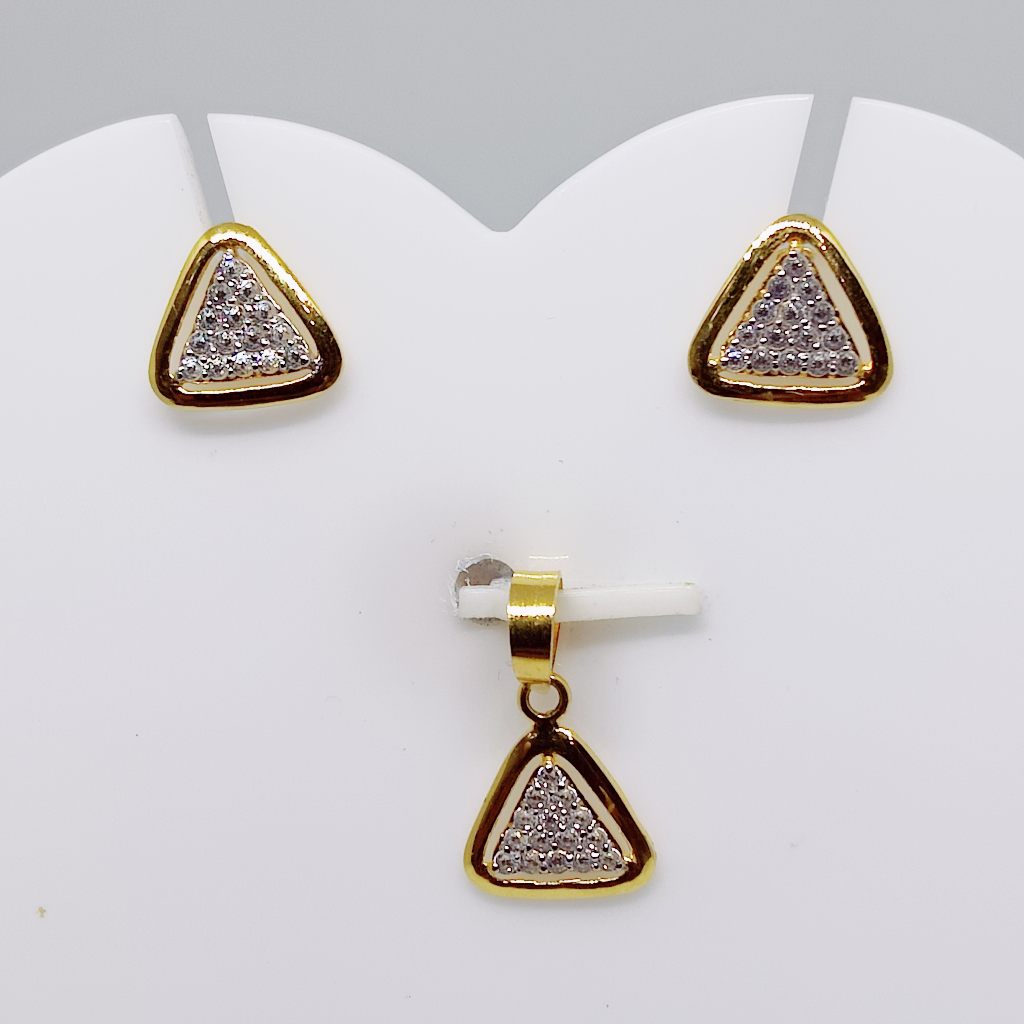 18k gold Curvy triangle shape CZ pendant set