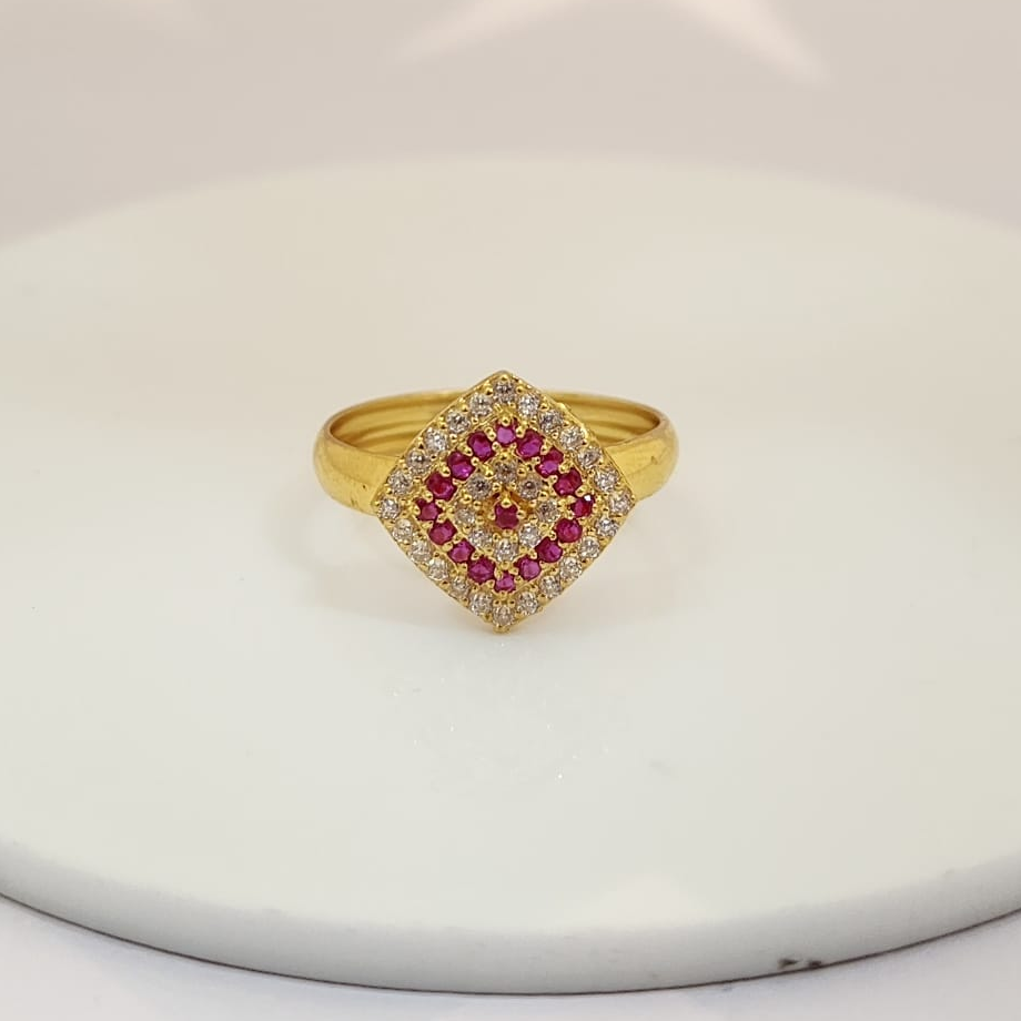 18k gold exclusive square shape ladies ring