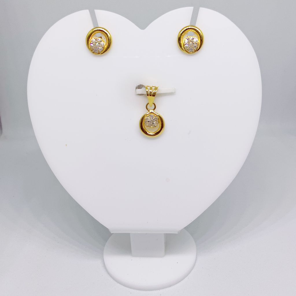 18k Gold Fancy Round Shape Light Weight Pendent  Set