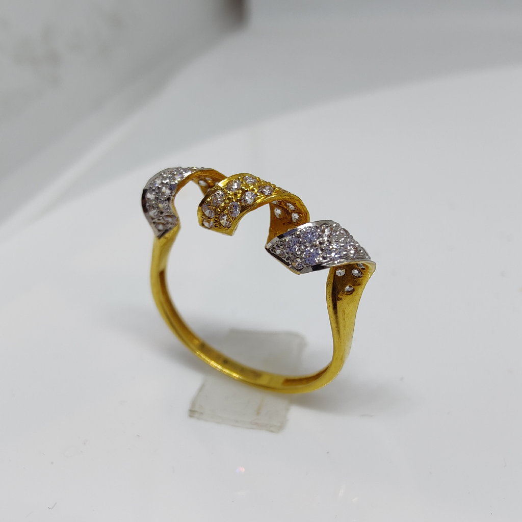 22k gold round shape exclusive ladies ring