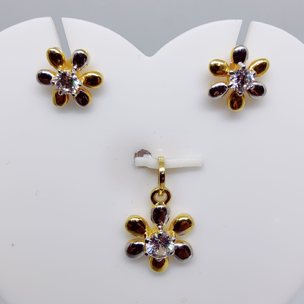 18k Yellow gold Plain flower design Single Stone pendant set