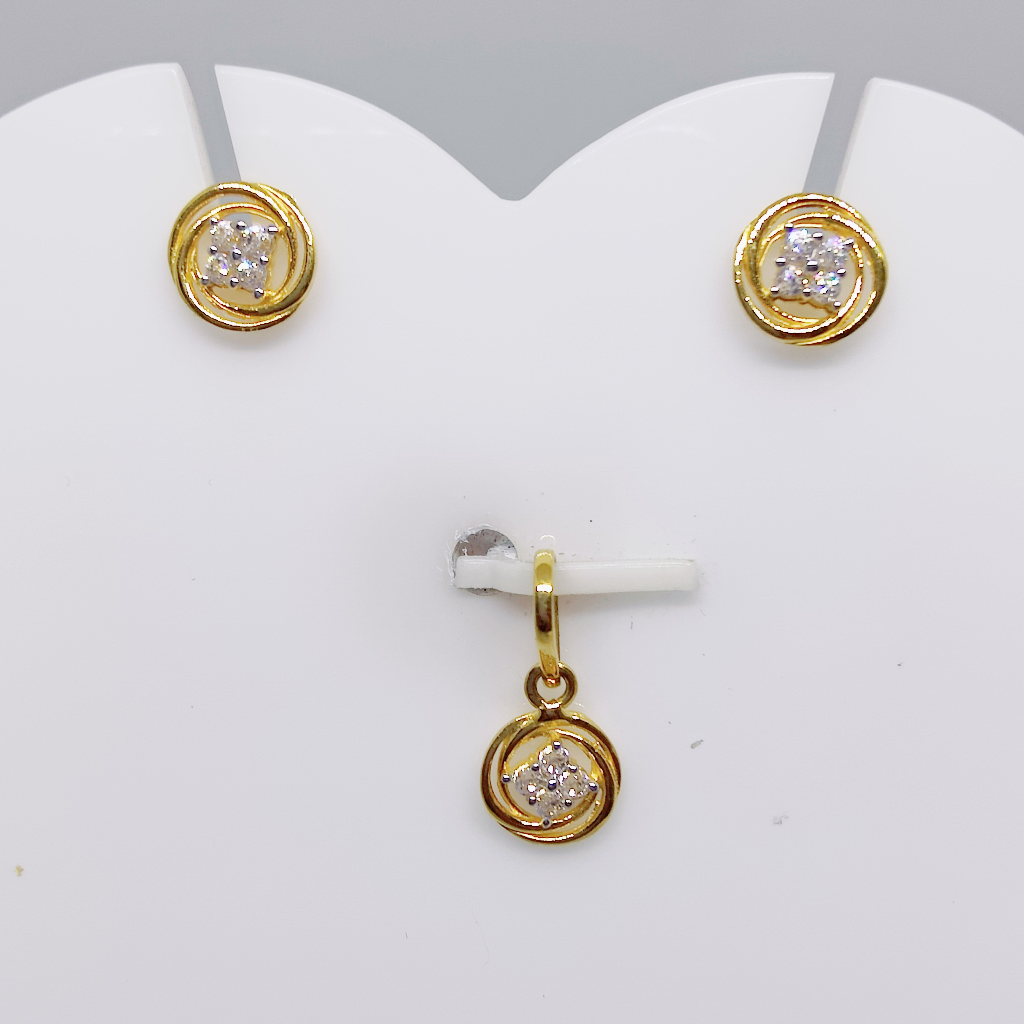 18k gold Diamond shape CZ pendant set