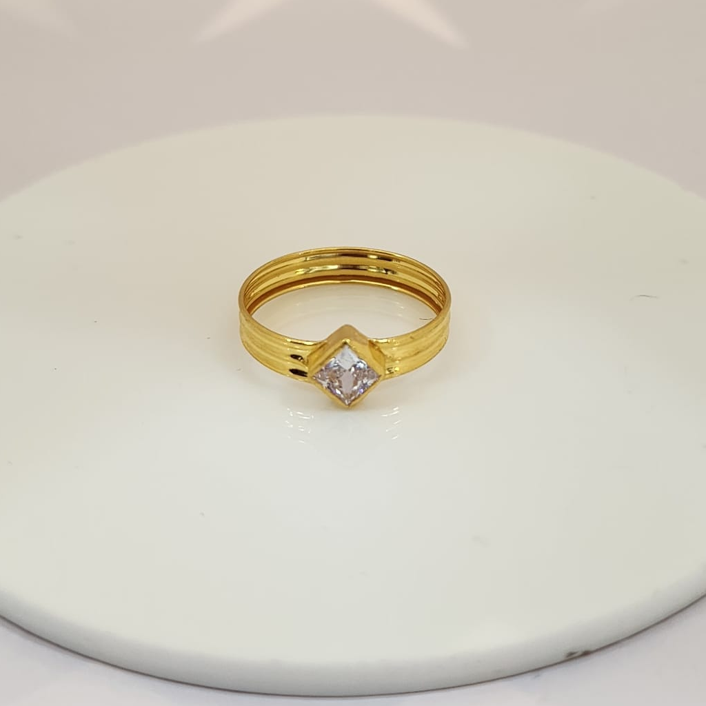 18k gold exclusive white stone ladies ring