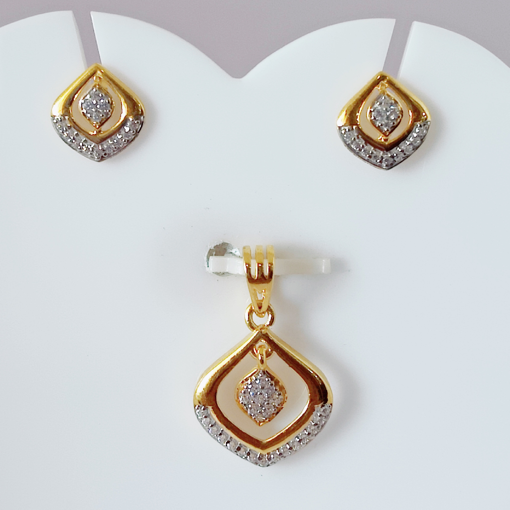 22K Gold Triangle Shape Diamond Pendant Set