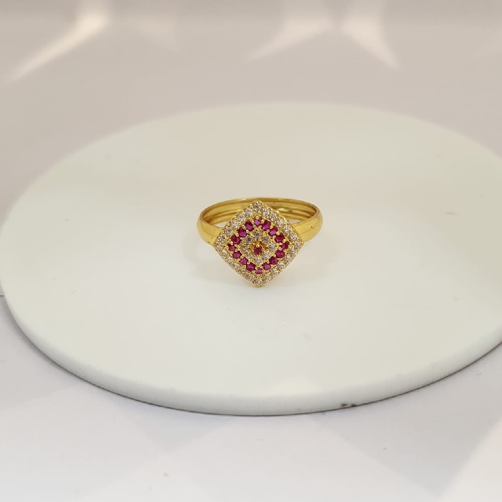 18k gold exclusive square shape ladies ring