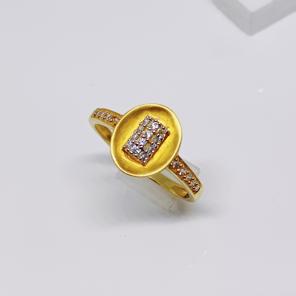 916 gold oval shape CZ ladies ring